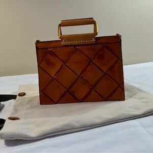 Elegant brown leather bag